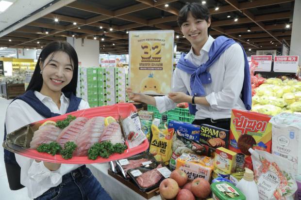 이마트 한 점포에서 모델들이 '12월 고래잇(Great) 페스타' 후반전에서 내놓는 상품들을 선보이고 있다. 사진=이마트 제공