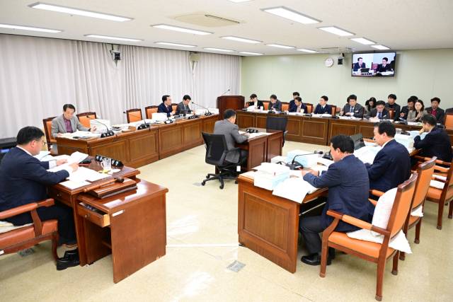 1일 도의회 경제환경위원회가 제428회 정레회 제2차 회의를 열고 산업국 소관 2026년도 예산안을 예비심사하고 있다./도의회/