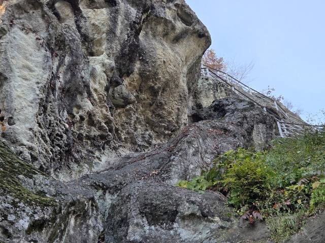 인도 광유선승 일행이 신라시대 불교를 전파했던 흔적 12개의 혈사들이 골굴사 암벽에 남아있다.