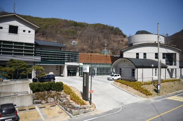 청량산박물관 전경. 봉화 청량산 자락에 자리한 청량산박물관은 올해 문화체육관광부의 '공립박물관 평가인증'을 다시 획득하며 전시·교육 기반을 강화한 지역 문화공간으로 평가받았다. 봉화군 제공