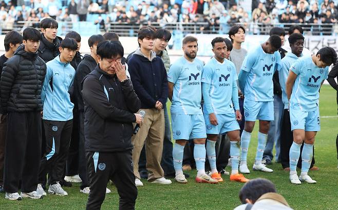 김병수 대구FC 감독과 선수들이 30일 대구iM뱅크파크에서 열린 하나은행 K리그1 2025 최종 38라운드 FC안양전에서 강등이 확정된 뒤 팬들에게 인사하고 있다. 사진=연합뉴스