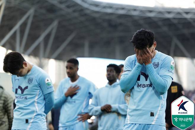 대구FC 선수들이 30일 대구iM뱅크파크에서 열린 하나은행 K리그1 2025 최종 38라운드 FC안양전에서 강등이 확정된 뒤 고개를 숙이고 있다. 사진=한국프로축구연맹