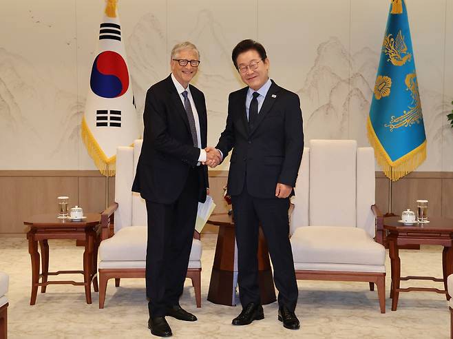이재명 대통령은 지난해 8월21일 서울 용산 대통령실에서 3년만에 한국에 온 빌 게이츠 게이츠재단 이사장을 만났다. SMR 개발사인 테라파워의 창업주이기도 한 게이츠 이사장이 “SMR이 AI나 반도체 등 첨단산업 분야의 전력 수요 증가에 효과적 해법이 될 수 있다”고 말하자, 이 대통령은 “한국이야말로 SMR의 강자가 될 수 있다”고 말했다. (사진=대통령실사진기자단)