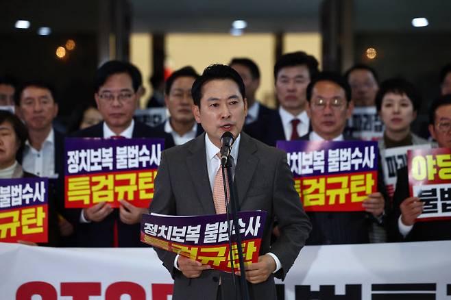 장동혁 국민의힘 대표가 27일 오후 서울 여의도 국회 본회의장 앞에서 특검 수사 규탄대회를 열고 발언하고 있다. (사진 = 뉴시스)
