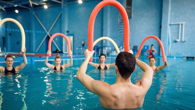 수중 에어로빅과 같은 수중 운동은 관절에 무리를 주지 않으면서도 운동 효과가 좋다｜출처: 클립아트코리아