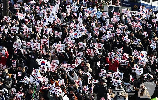 1월 11일 오후 서울 용산구 한남동 대통령 관저 인근에서 열린 탄핵 반대 집회에서 윤석열 대통령 지지자들이 피켓을 들고 구호를 외치고 있다. 2025.1.11/뉴스1 ⓒ News1 오대일 기자