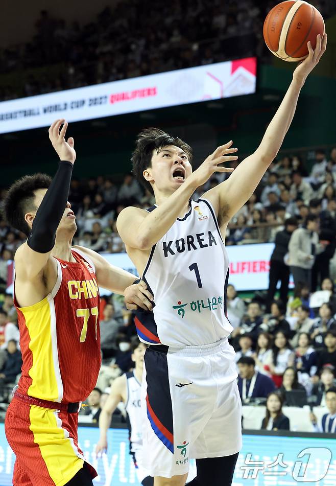 1일 강원도 원주시 동부DB프로미 아레나에서 열린 2027 국제농구연맹(FIBA) 월드컵 아시아 예선 1라운드 B조 2차전에서 이현중이 골밑슛을 하고 있다. 한편 지난달 28일 한국은 중국 베이징에서 열린 1차전 원정 경기에서 중국을 80-76으로 격파했다. 2025.12.1/뉴스1 ⓒ News1 김명섭 기자