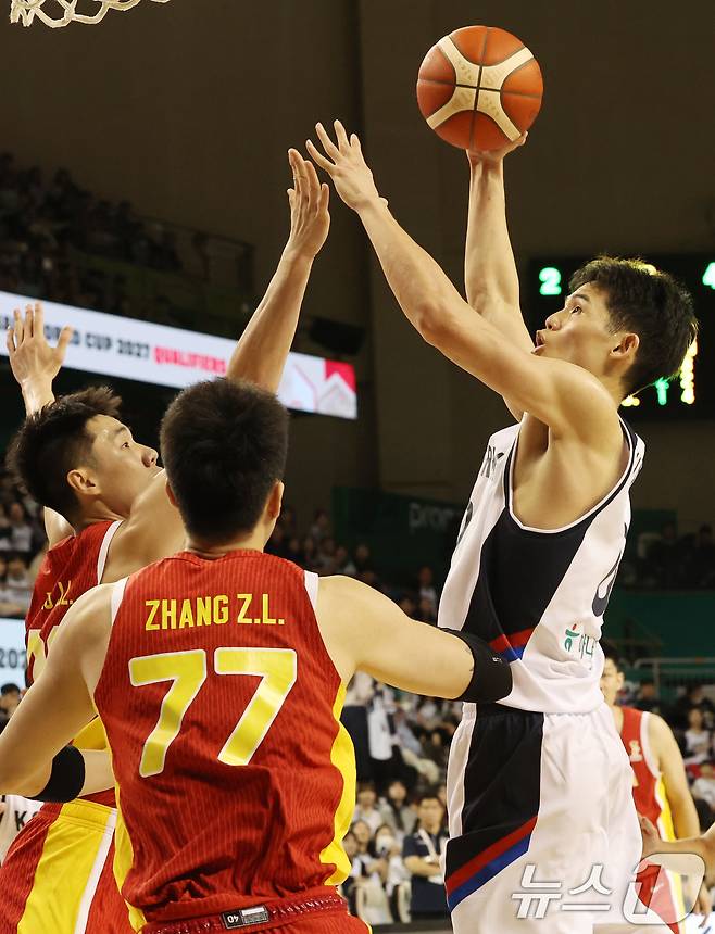 1일 강원도 원주시 동부DB프로미 아레나에서 열린 2027 국제농구연맹(FIBA) 월드컵 아시아 예선 1라운드 B조 2차전에서 하윤기가 슛을 하고 있다. 한편 지난달 28일 한국은 중국 베이징에서 열린 1차전 원정 경기에서 중국을 80-76으로 격파했다. 2025.12.1/뉴스1 ⓒ News1 김명섭 기자