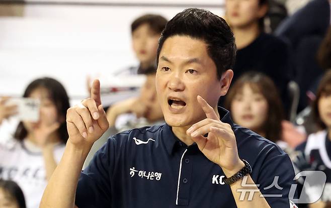 1일 강원도 원주시 동부DB프로미 아레나에서 열린 2027 국제농구연맹(FIBA) 월드컵 아시아 예선 1라운드 B조 2차전에서 전희철 감독이 작전지시를 하고 있다. 한편 지난달 28일 한국은 중국 베이징에서 열린 1차전 원정 경기에서 중국을 80-76으로 격파했다. 2025.12.1/뉴스1 ⓒ News1 김명섭 기자