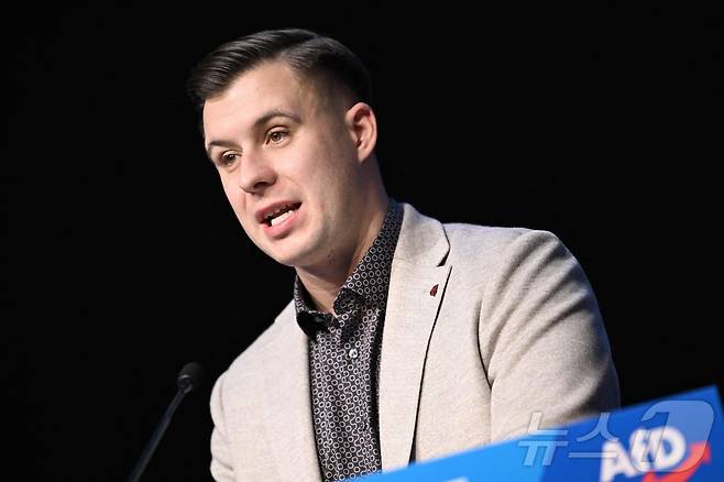 29일(현지시간) 독일 헤센주 기센에서 열린 '독일을 위한 대안'(AfD) 청년조직 '제너레이션 도이칠란트' 출범식에서 브란덴부르크주 주의원 장-파스칼 홈이 대의원들을 향해 연설하고 있다. 2025.11.29. ⓒ AFP=뉴스1 ⓒ News1 윤다정 기자