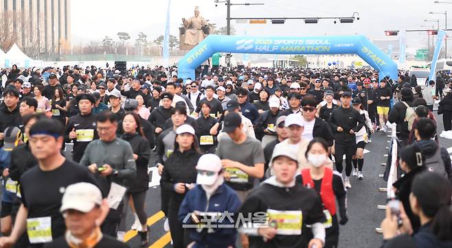 ‘2025 스포츠서울 하프마라톤’이 30일 서울 도심에서 열렸다. 러너들이 광화문 광장에서 출발하고 있다. 최승섭기자 thunder@sportsseoul.com
