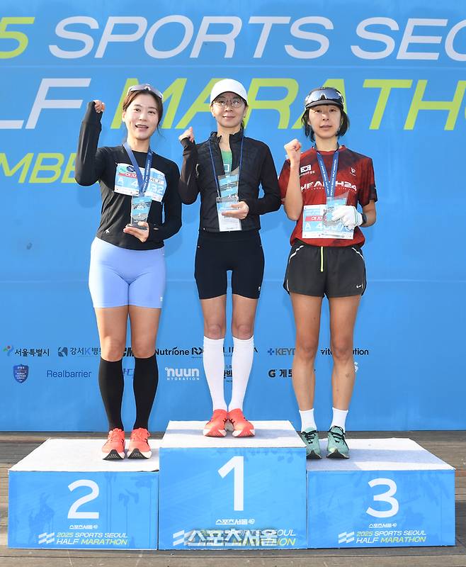 30일 서울 도심 일대에서 열린 ‘2025 스포츠서울 하프마라톤’에서 여자 하프 코스 수상자들이 기념촬영을 하고 있다. 왼쪽부터 2위 방지윤, 1위 김은아, 3위 문이경미. 박진업 기자 upandup@sportsseoul.com