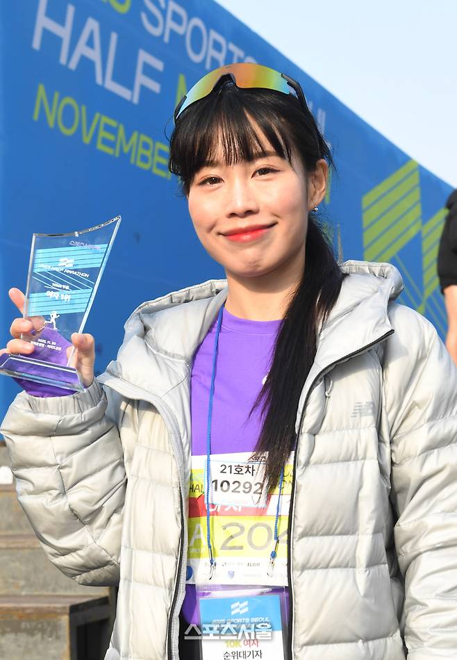 30일 서울 도심 일대에서 열린 ‘2025 스포츠서울 하프마라톤’에서 여자 10km 1위를 차지한 박진희 씨가 취재진을 향해 포즈를 취하고 있다. 사진 | 박진업 기자 upandup@sportsseoul.com