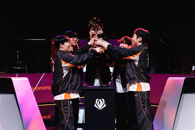 한화생명e스포츠가 올해 신설된 국제 대회 퍼스트 스탠드에서 유럽 카르민 코프를 꺾고 초대 챔피언에 올랐다. 사진 | 라이엇 게임즈