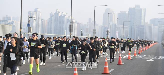 ‘2025 스포츠서울 하프마라톤’이 30일 서울 도심에서 열렸다. 러너들이 마포대교 구간들 달리고 있다. 2025. 11. 30. 최승섭기자 thunder@sportsseoul.com