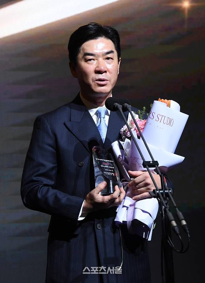 인천 유나이티드 윤정환 감독이 1일 서울 서대문구 스위스그랜드호텔에서 열린 ‘하나은행 K리그 2025 대상 시상식’에서 K리그2 감독상을 수상한 뒤 소감을 밝히고 있다. 2025. 12. 1.  박진업 기자 upandup@sportsseoul.com