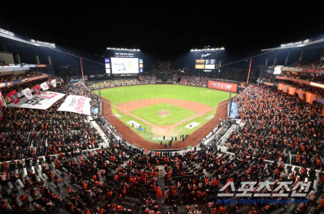 29일 대전 한화생명볼파크에서 열린 LG와 한화의 한국시리즈 3차전. 관중석이 LG와 한화 팬들로 만원을 이루고 있다. 대전=정재근 기자 cjg@sportschosun.com/2025.10.29/