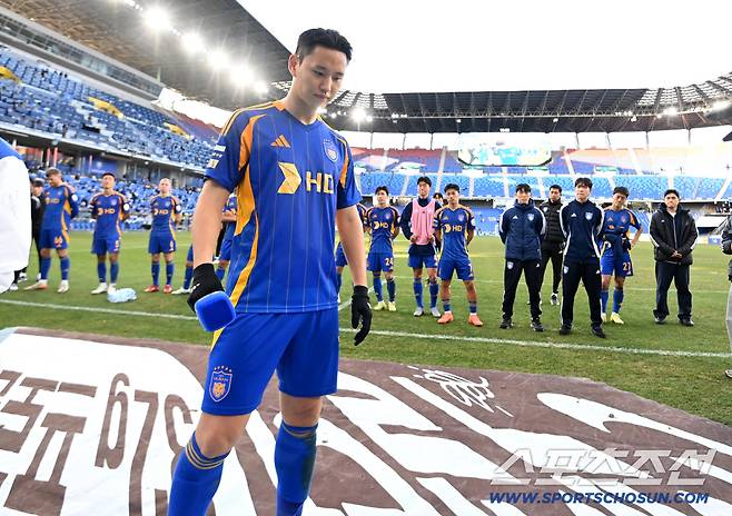 30일 울산문수축구경기장에서 열린 울산HD와 제주 SK FC의 K리그1 2025 경기. 제주가 1대0으로 승리했다. 울산은 패했으나 9위로 잔류를 확정했다. 경기 후 팬들에게 죄송한 마음을 전하는 울산 정승현의 모습. 울산=허상욱 기자wook@sportschosun.com/2025.11.30/