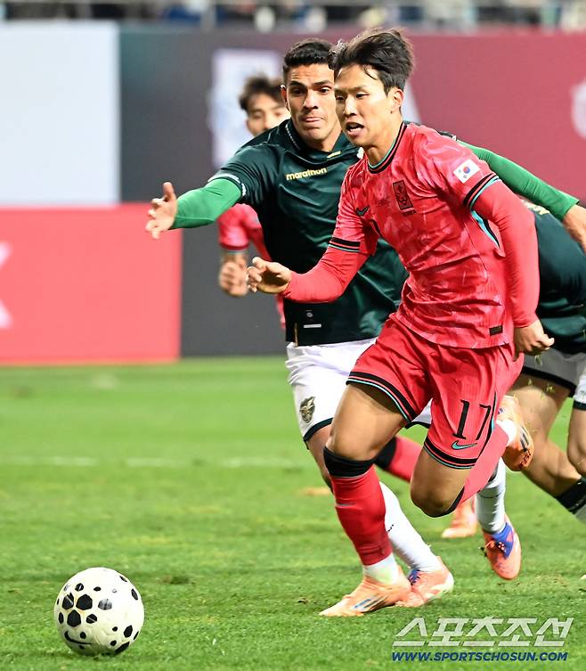 14일 대전월드컵경기장에서 열린 대한민국과 볼리비아의 A매치 평가전. 엄지성이 돌파를 시도하고 있다. 대전=허상욱 기자wook@sportschosun.com/2025.11.14/