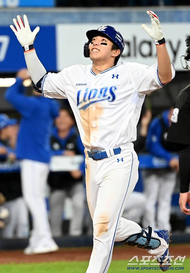 22일 대구 삼성라이온즈파크에서 열린 한화와 삼성의 플레이오프 4차전, 7회말 1사 1,2루 김영웅이 3점홈런을 치고 기쁨을 나누고 있다. 대구=허상욱 기자wook@sportschosun.com/2025.10.22/