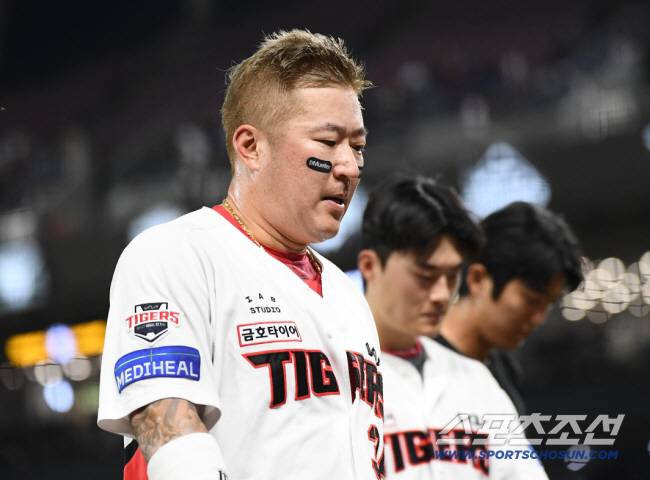 22일 광주 기아 챔피언스필드에서 열린 LG-KIA전. LG가 9대7의 극적인 역전승을 거뒀다. 좋은 활약을 펼쳤지만 팀의 패배에 최형우가 아쉬워하고 있다. 광주=정재근 기자 cjg@sportschosun.com/2025.7.22/