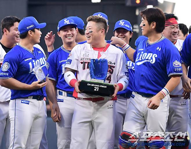 삼성 선수들에게 둘러싸인 최형우.