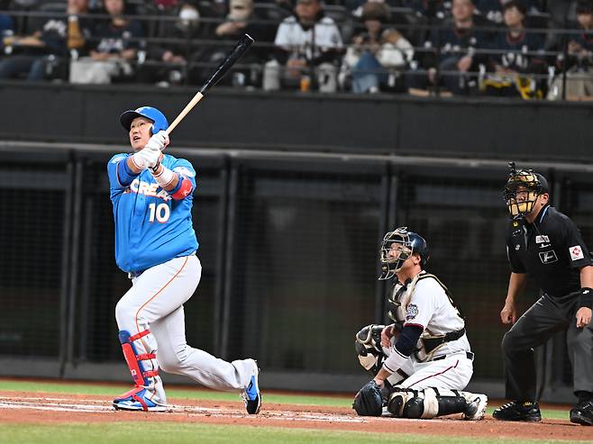 30일 일본 에스콘필드 홋카이도에서 열린 한일 드림 플레이어즈 게임에서 이대호가 홈런을 치고 있다. 2025.11.30 [사진공동취재단]