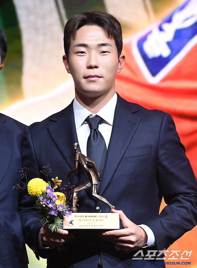 하나은행 K리그 2025대상 시상식이 1일 오후 서울 서대문구 스위스 그랜드호텔에서 열렸다. K리그1 영플레이어상을 수상한 강원 이승원이 트로피를 들고 있다.  정재근 기자 cjg@sportschosun.com/2025.12.1/