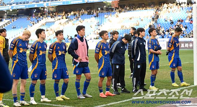30일 울산문수축구경기장에서 열린 울산HD와 제주 SK FC의 K리그1 2025 경기. 제주가 1대0으로 승리했다. 울산은 패했으나 9위로 잔류를 확정했다. 경기 후 팬들에게 죄송한 마음을 전하는 울산 선수들의 모습. 울산=허상욱 기자wook@sportschosun.com/2025.11.30/