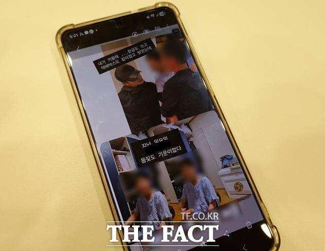 A씨는 박시후가 B씨의 집에 자주 방문해 아이들과도 친하게 지냈다고 밝혔다. 하지만 A씨는 B씨가 박시후와 만나기 시작한 이후 집에 들어오지 않는 날이 많아졌다고 말했다. A씨가 박시후가 B씨의 집을 방문한 모습을 보여주고 있다./최현정 기자