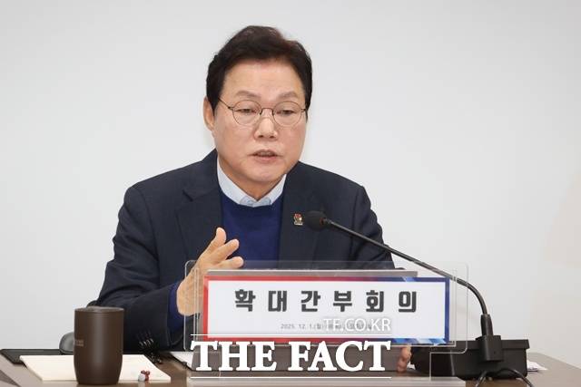 박완수 경남도지사는 1일 도청 도정회의실에서 ‘확대간부회의’를 주재하고 있다. /경남도