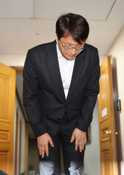 0일 정부서울청사에서 쿠팡 관련 긴급 관계부처 장관회의가 열린 가운데 박대준 쿠팡대표가 회의장을 나서며 공개 사과하고 있다. 연합뉴스