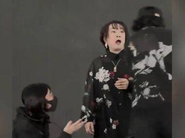 일본 가수 오오츠키 마키가 28일 중국 상하이에서 무대를 하던 도중 불이 꺼지고 스태프들이 무대에 올라와 오오츠키 마키를 무대에서 내려가게 했다./X