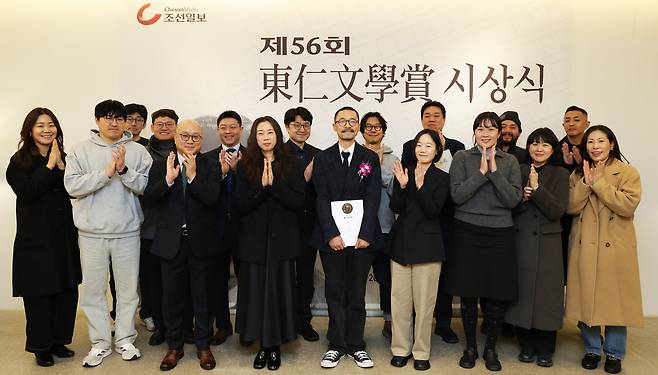 28일 서울 중구 조선일보사에서 동인문학상 수상자인 김기창 작가와 지인들 및 출판사 관계자들이 기념촬영을 하고 있다. /장경식 기자