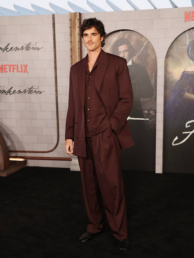 LA 프리미어에서 보테가 베네타 2026년 여름 컬렉션의 48번 룩을 입었다. 보테가 베네타.