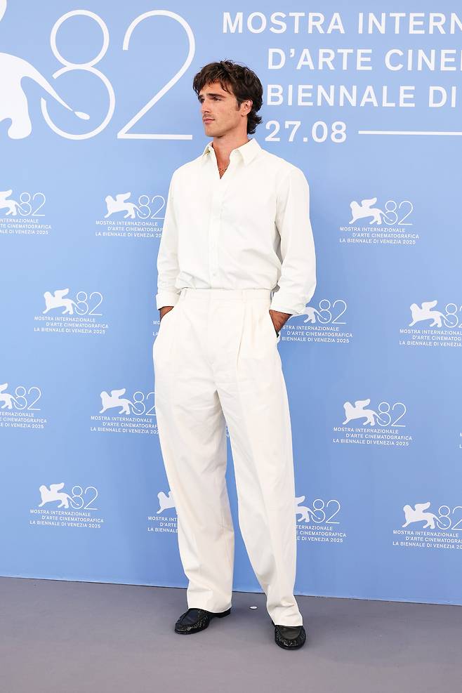 베니스 프리미어에선 커스텀 플루이드 코튼 트윌 트라우저와 코튼 셔츠의 화이트 룩을 선보였다. 보테가 베네타.