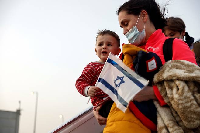 2022년 이스라엘 텔아비브 벤구리온 국제공항에 착륙한 비행기에서 러시아 침공 이후 우크라이나를 탈출한 유대인 이민자들이 내리고 있다. /연합뉴스