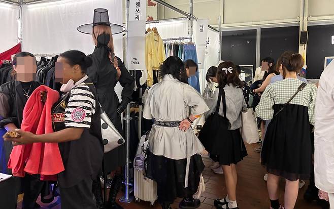 서울 성수동에서 열린 ‘2025 오늘전통축제’에 2030 세대가 몰려 한복·전통 굿즈를 ‘덕질’하며 즐겼다. 한복 체험, 리사이클링 교환전, 전통 차 시음 등 다채로운 프로그램이 전통을 MZ 세대의 새로운 취향 소비로 이끌었다. 사진=김승현 기자 tmdgus@donga.com