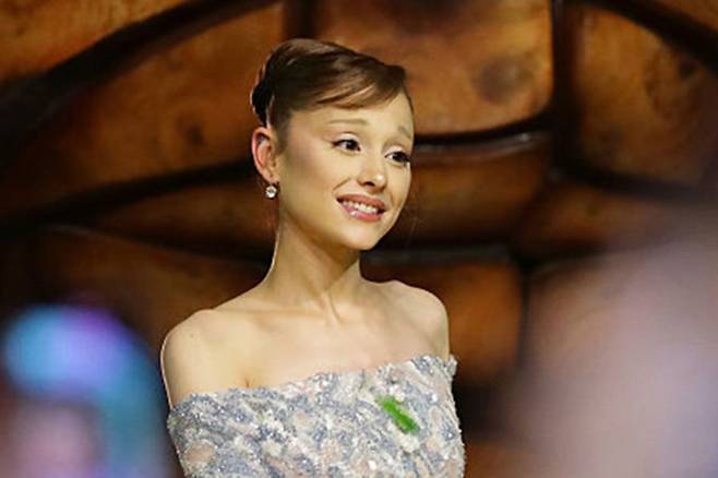 아리아나 그란데는 십 대 시절부터 겪어온 외모 압박을 공개하며, 타인의 외모를 쉽게 평가하는 문화를 멈춰달라고 거듭 호소했다. 게티이미지뱅크