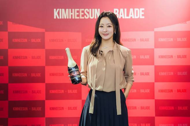 김희선이 드라마 속 쇼호스트 역할을 현실에서 재현하며 시그니처 와인 ‘벨레그로스 발라드’ 판매 행사에서 뜨거운 반응을 이끌었다. 프리미엄 와인은 1차 완판 후 2차 물량까지 긴급 공급되며 큰 인기를 누리고 있다. 사진=FG 제공