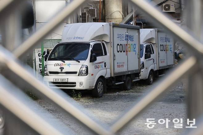 1일 서울 중구의 한 차고지에 쿠팡 물류차량이 주차돼 있디. 박형기 기자 oneshot@donga.com