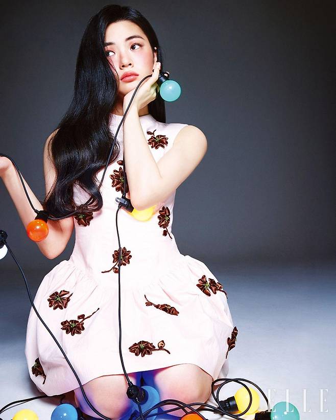 플라워 장식의 미니드레스는 Shushu/Tong.