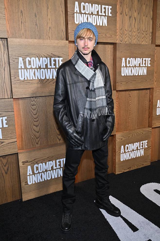 뉴욕에서 열린 영화 〈어 컴플리트 언노운〉 시사회에서 밥 딜런의 아이코닉 룩을 재해석한 티모시 샬라메