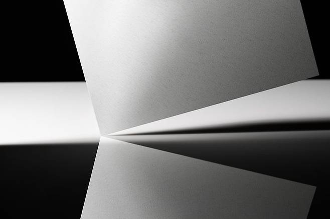 동국씨엠이 세계 최초로 개발한 솔라셀 컬러강판 제품사진. 동국씨엠 제공