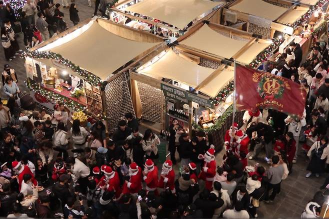 지난달 27일부터 영화의전당 야외광장 일대에서 진행되고 있는 '크리스마스 빌리지 부산' 푸드테마파크 행사 현장 영화의전당 제공