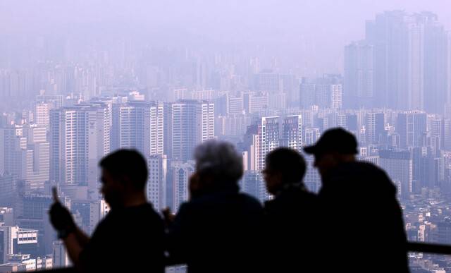 지난달 13일 서울 남산에서 바라본 아파트 단지 모습. 연합뉴스