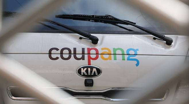 지난달 30일 오후 서울 중구 한 쿠팡 차고지에 차량이 주차되어 있다. 쿠팡은 개인 정보가 유출된 고객 계정 수가 3370만개로 확인됐다고 밝혔다. 최현수 기자 emd@hani.co.kr