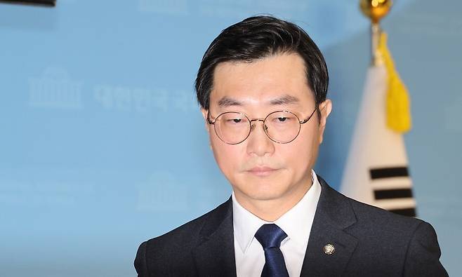 장경태 더불어민주당 의원이 지난달 30일 서울 여의도 국회 소통관에서 자신의 성추행 의혹 보도 등과 관련해 입장을 밝히는 기자회견을 하고 있다. 연합뉴스