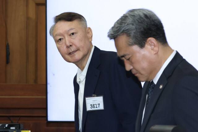 윤석열 전 대통령이 지난 9월26일 서울 서초동 서울중앙지법에서 열린 특수공무집행방해 혐의 재판에 출석하고 있다. 사진공동취재단