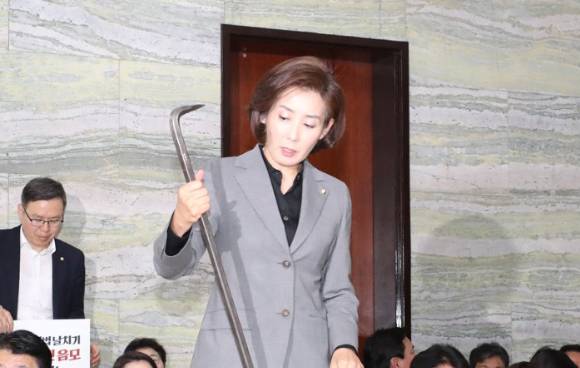 지난 2019년 당시 자유한국당 나경원 원내대표가 국회 의안과 앞에서 열린 긴급 의원총회에서 노루발못뽑이(일명 '빠루')를 들고나오고 있다. [사진=연합뉴스]